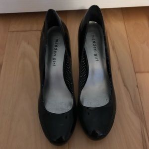 Black Pumps